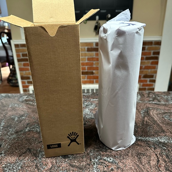 LIMITED EDITION NWT Hydroflask x Vans 24oz water bottle - Picture 4 of 10